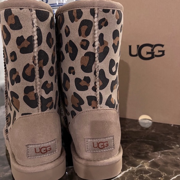 New UGG Classic Cheetah Print boots - Picture 3 of 5